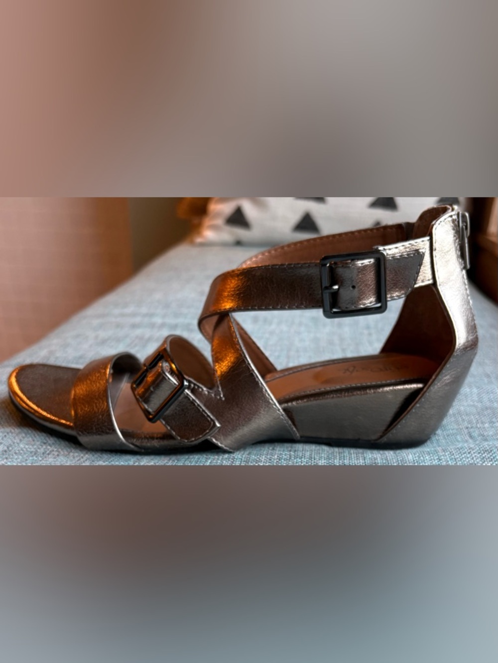 Euro Soft 1.5” Wedge Gladiator Sandal in Pewter Faux-Leather w Back Zip (Sz 10) - Picture 9 of 11
